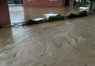 (VIDEO) Poplave u BIH,  Bujica nosi puteve, naselja odsečena! Aktivirala se vojska: „Moramo da spasimo dete“ (FOTO, VIDEO)