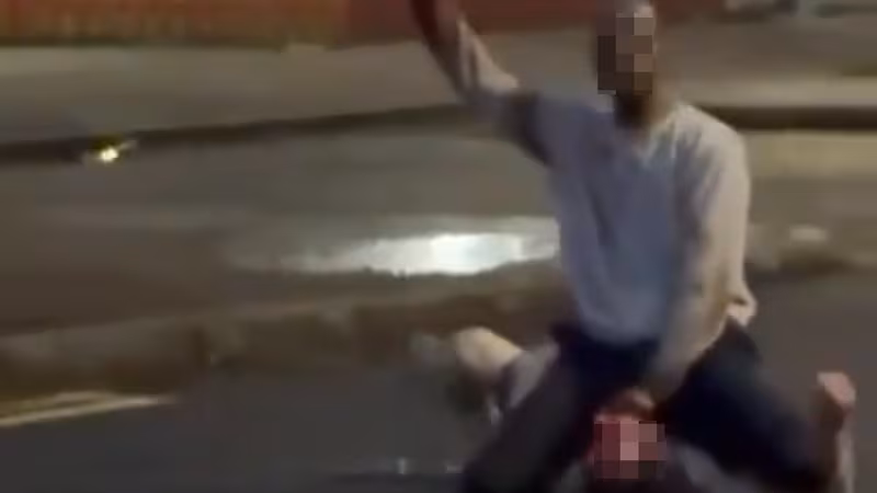 (VIDEO) Migrant kolje čoveka nasred ulice! Neredi izbili nakon pokušaja odsecanja glave Britancu