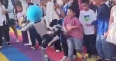 (VIDEO) Humanoidni robot udario dete nogom u stomak!