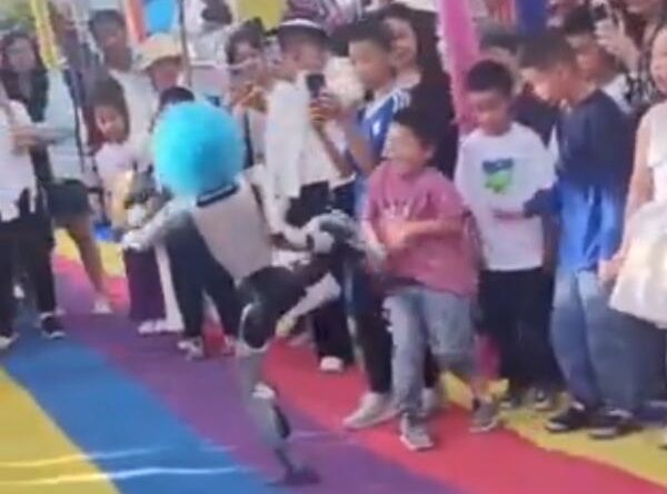 (VIDEO) Humanoidni robot udario dete nogom u stomak!